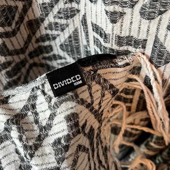 H&M Open Front Poncho - Picture 6 of 6